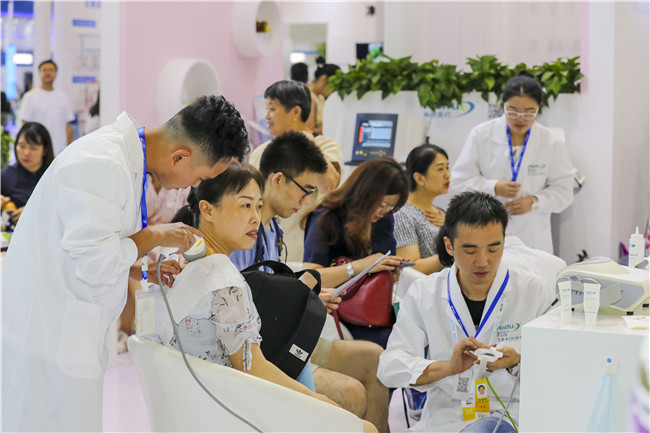 智博會(huì)上超聲波治療頸肩痛、膝關(guān)節(jié)炎市民爭相體驗(yàn)